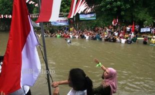 HARI PAHLAWAN : UPACARA JUGA DIGELAR DI SUNGAI