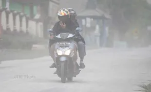 GUNUNG MERAPI MELETUS : Hujan Abu Capai Ngawi dan Madiun