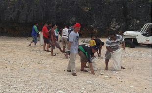 Komunitas Jeep Trail Bersih-Bersih Pantai Gunungkidul