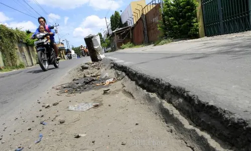 JALAN HOS COKROAMINOTO RUSAK