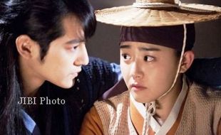 K-POP : Wah, Kim Bum dan Moon Geun Young Resmi Berpacaran!