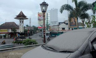 GUNUNG MERAPI MELETUS : Hujan Abu, Aktivitas Pasar Boyolali Normal