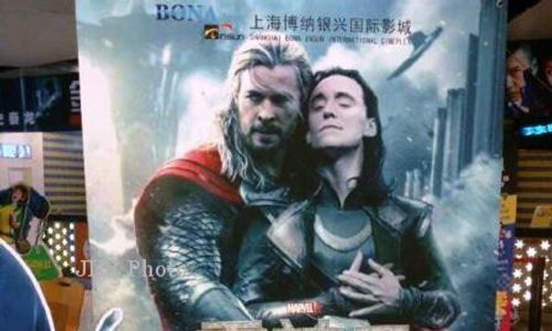 FILM BARU : Bioskop China Tampikan Poster Mesra Thor & Loki