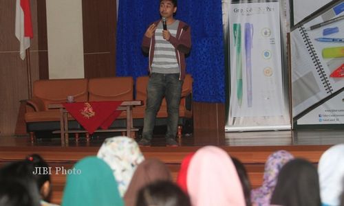 RADITYA DIKA DI SOLO : Jadikan Kegelisahan untuk Bangun Set Up Stand Up Comedy