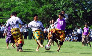 MENGGIRING BOLA