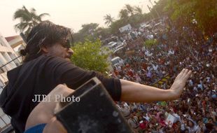 Shah Rukh Khan Ulang Tahun, Fans Berkumpul di Halaman Rumah