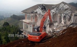 VILLA LIAR DIBONGKAR PAKSA