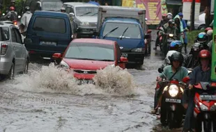 Hujan Deras, Jalanan di Solo Baru Tergenang Air hingga 20 cm