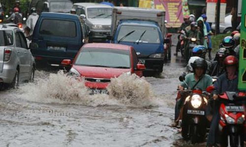 JAKARTA BANJIR : 5.152 Warga Jakarta Mengungsi Akibat Banjir