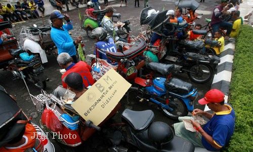 PENGEMUDI TUNTUT BECAK MOTOR DILEGALKAN