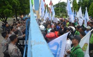 DEMONSTRASI BURUH : Ratusan Buruh Tolak UMK Karanganyar