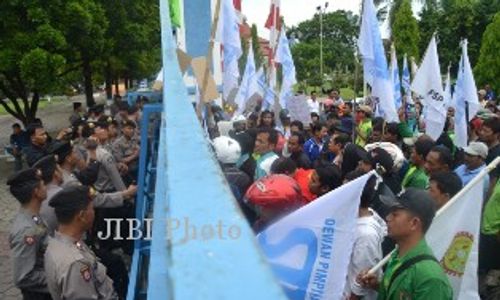 DEMONSTRASI BURUH : Ratusan Buruh Tolak UMK Karanganyar