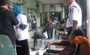 MENUNGGU PELAYANAN DOKTER