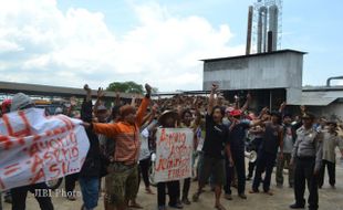 PROTES LIMBAH PABRIK KARANGANYAR : Pembuangan Limbah Cair Pabrik Tapioka Bocor