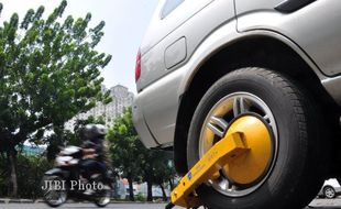 PENATAAN KOTA : Parkir Sembarangan, Puluhan Mobil Digembok