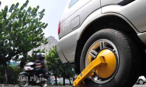 PARKIR SOLO : Dishubkominfo Gembok Mobil yang Parkir di Lokasi Terlarang