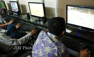   PENERTIBAN WARNET : Hanya 27 Warnet Kantongi Rekomendasi