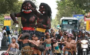  KIRAB PELANGI BUDAYA BUMI MERAPI 2013 : Dua Genderuwo Muncul di Lapangan Denggung