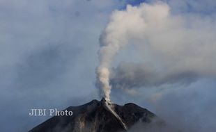 GUNUNG SINABUNG Muntahkan Awan Panas 1,2 Km