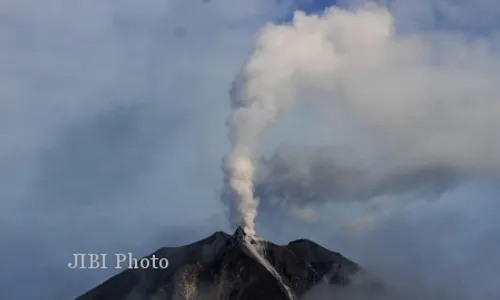 GUNUNG SINABUNG Muntahkan Awan Panas 1,2 Km