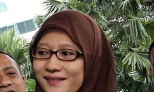 KASUS HAMBALANG : Seusai Diperiksa 5 Jam, Istri Anas Bungkam