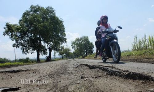 JALAN RUSAK PONOROGO : Jalan di Ponorogo Rusak, Netizen Berharap Perbaikan