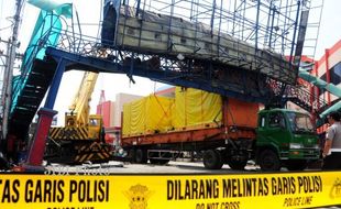 TRUK TABRAK JEMBATAN TEGAL