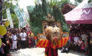 KARNAVAL BUDAYA MAJELIS FALETEHAN : Reog Jadi Daya Tarik Penonton