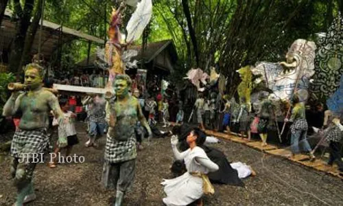 Yuk Kunjungi KASONGAN ART FESTIVAL 2013 