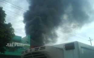 KEBAKARAN JOGJA : Gudang Toko Kelontong Terbakar, Asap Tebal Membumbung