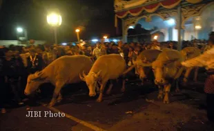 MALAM 1 SURA : Maha Menteri Keluarkan Surat Pembatalan Kirab Pusaka