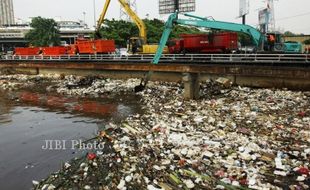 MENGANGKAT SAMPAH