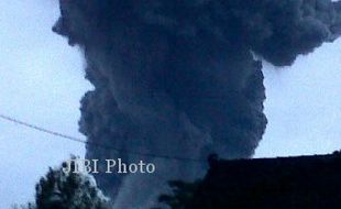 GUNUNG MERAPI MELETUS : Wilayah Selo Aman, Warga Beraktivitas Seperti Biasa