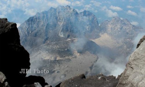 AKTIVITAS GUNUNG MERAPI : Ini Foto Puncak Merapi Setelah Erupsi Freatik dan Penjelasannya