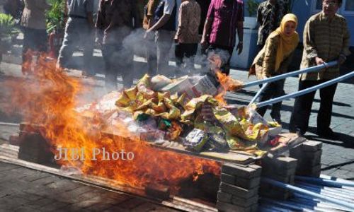 KOSMETIKA DAN OBAT : BBPOM Semarang Bakar Ribuan Obat Ilegal 