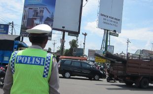 FLY OVER PALUR : Awas Macet! Jalan Raya Palur Menyempit