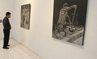 PAMERAN SENI GRAFIS : Potret Usang Kaum Buruh dalam Teater Hitam Putih