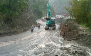 AKTIVITAS GUNUNG MERAPI : Banjir Tak Pernah Surutkan Nyali Penambang Pasir