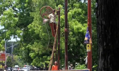 MEMASANG HIASAN LAMPU PENERANGAN