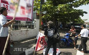 PEMILU 2014 : Ribuan Peraga Kampanye di Jogja Salahi Aturan