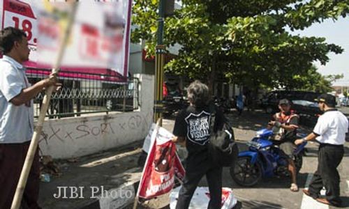 PEMILU 2014 : Ribuan Peraga Kampanye di Jogja Salahi Aturan