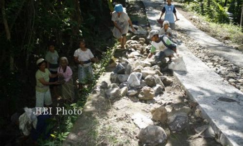 Hebat, Ibu-Ibu di Bantul Ikut Bangun Jalan