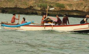 Sedekah untuk Laut dari Pedagang Pantai Baron 