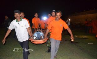 SIMULASI BANJIR KARANGANYAR : Warga Dilatih Evakuasi Korban Mandiri Secara Mandiri