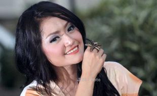  FOTO SYUR ARTIS : Ditanya Soal Foto Hot Mirip Dirinya, Siti Badriah No Comment 