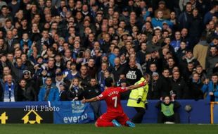 EVERTON VS LIVERPOOL : Babak Pertama, Gol Cantik Suarez Bawa The Reds Memimpin