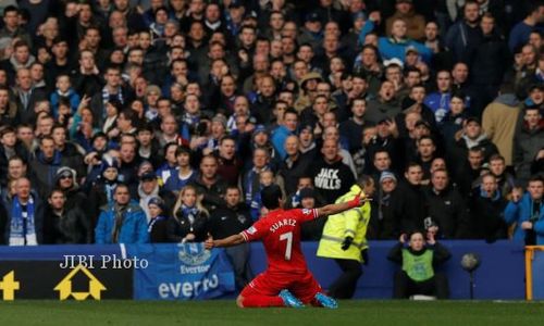 EVERTON VS LIVERPOOL : Babak Pertama, Gol Cantik Suarez Bawa The Reds Memimpin