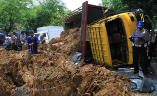 KECELAKAAN SOLO : Truk Pengangkut 11 Ton Tembakau Guling di Depan UNS 