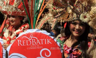 KONFERENSI ASIA AFRIKA : RED Batik Rancang Kostum Kerayaan Batik untuk Karnaval KAA