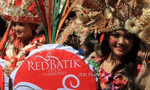 KONFERENSI ASIA AFRIKA : RED Batik Rancang Kostum Kerayaan Batik untuk Karnaval KAA